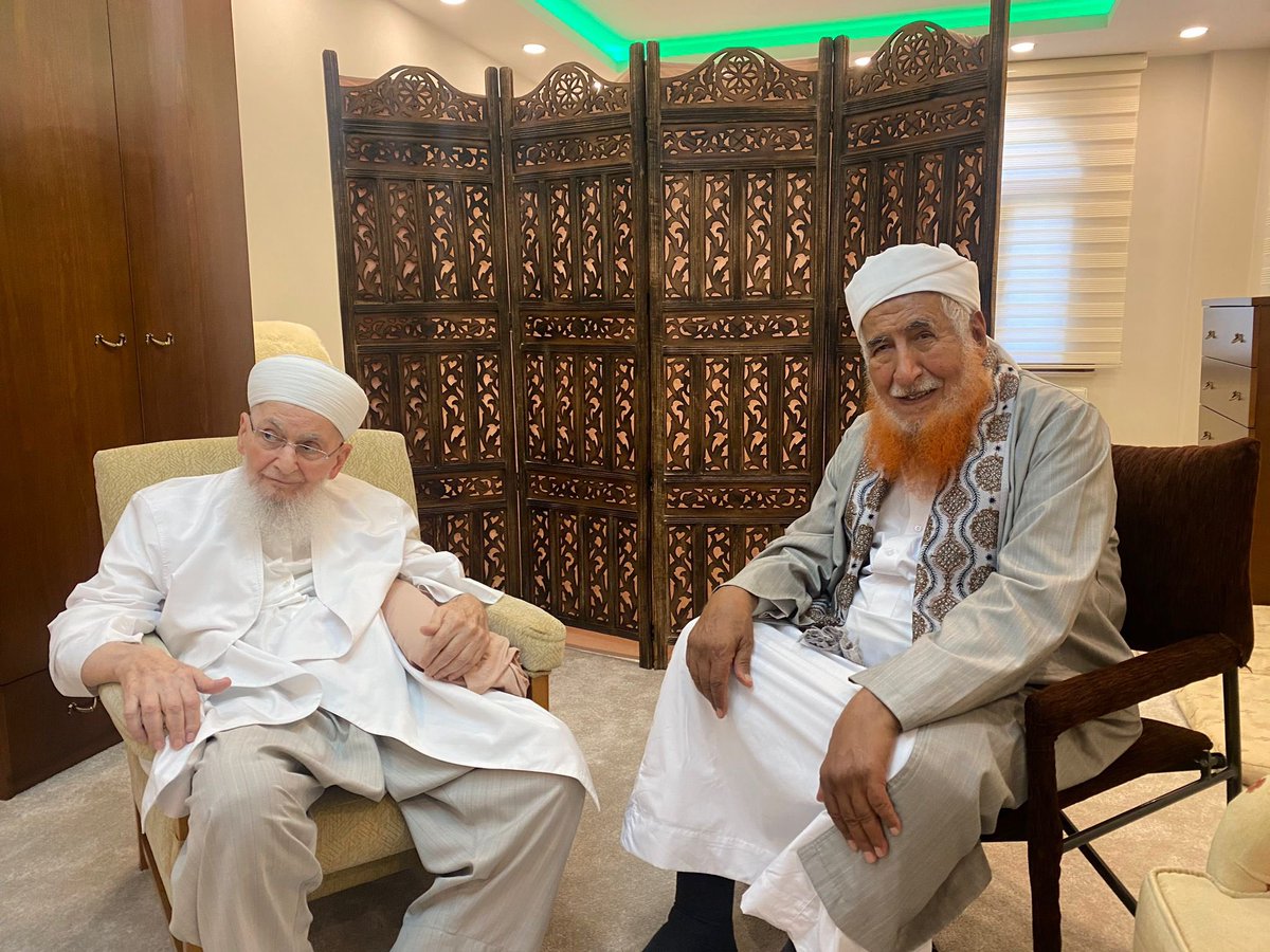 Fotoğraf karesindeki birliktelikleri dâr-ı bekâya irtihalleri ve Fatih Camii'ndeki cenaze namazlarıyla da devam eden, ileri yaşlarına rağmen halkın irşadından ve ilim öğretmekten geri durmayan Hasan Kılıç Efendi ve Yemenli âlim Abdülmecid Zindânî'ye Rabbimizden rahmet diliyorum.