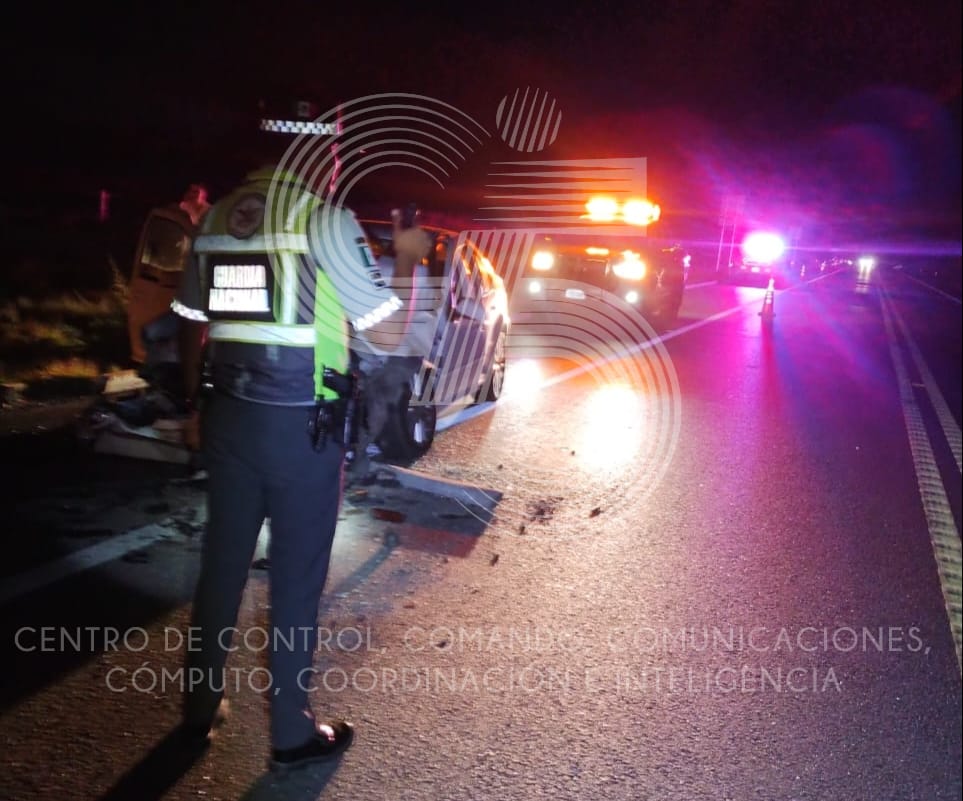🚨🚧 #ReporteVial | En #Atltzayanca se registró el accidente de un vehículo y un tráiler con saldo de dos heridos y una persona sin vida, esto sobre la autopista Amozoc-Perote. 🛣📍