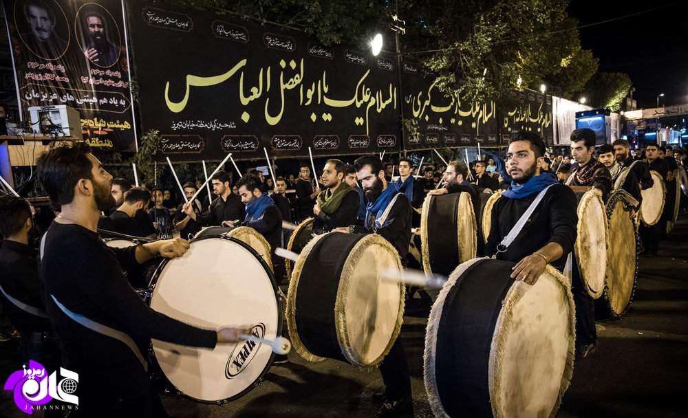 ‼️ دیوانگی ما شیعیان‼️ ◼️این روزها نزدیک می‌شویم به روزهایی که ملت‌های شیعه و مسلمان، به‌ویژه ایرانیان، مست و مسخ و بیهوش می‌شوند؛ از ضربت شمشیری که هزار و دویست-سی‌سد سال پیش عربی به نام یزید بر بدن یکی از بستگان نزدیکش، حسین ابن علی وارد کرد و او را به بهشت فرستاد و ما به جای