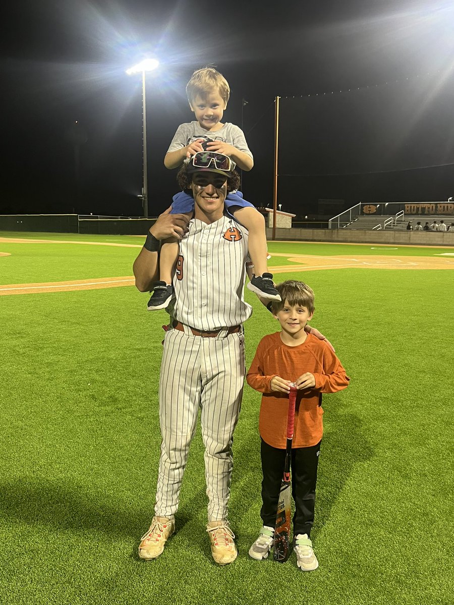 AidenTorres20's tweet photo. WOW! Never could’ve asked for a better senior night🧡 finished 2-3 with a walk and was drivin in for the game winning hit from #14 Julian Maese
@USTCeltsBSB @TorryPeterson19 @BaseballHutto https://t.co/wUt1njmCxe