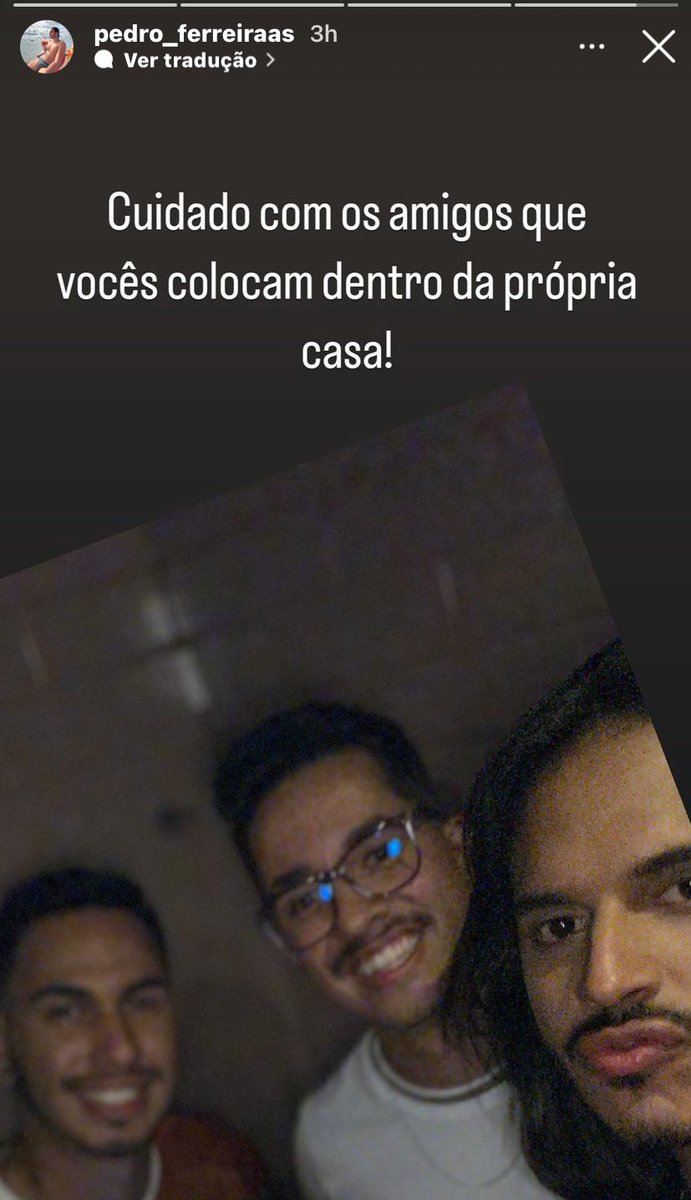 PULADA DE CERCA🏇🏻 Um usuário da rede social vizinha, postou uns stories expondo a traição do namorado. Ele pegou no flagra o presente de Deus (mal embrulhado) com outro na cama. Na sequência, postou a foto do namorado, o amante e ele juntos, para sua bolha saber quem foi o sócio.