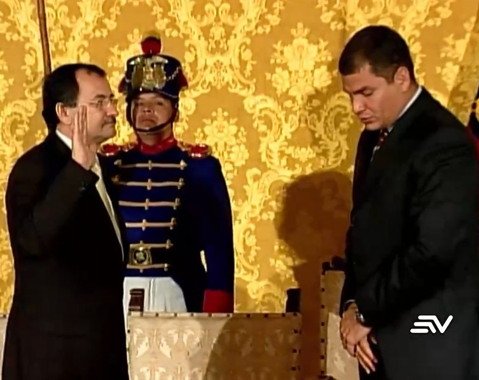lahistoriaec's tweet photo. Lo dijo, lo dijo: "No conocía a Pólit". Rafael Correa ahora trata de desmarcarse del Contralor durante los 10 años de su gobierno, Carlos Pólit, ratificado en el cargo y con puntuación perfecta del @CpccsEc que dominaba completamente el correísmo. https://t.co/h7ZuSFCUFr
