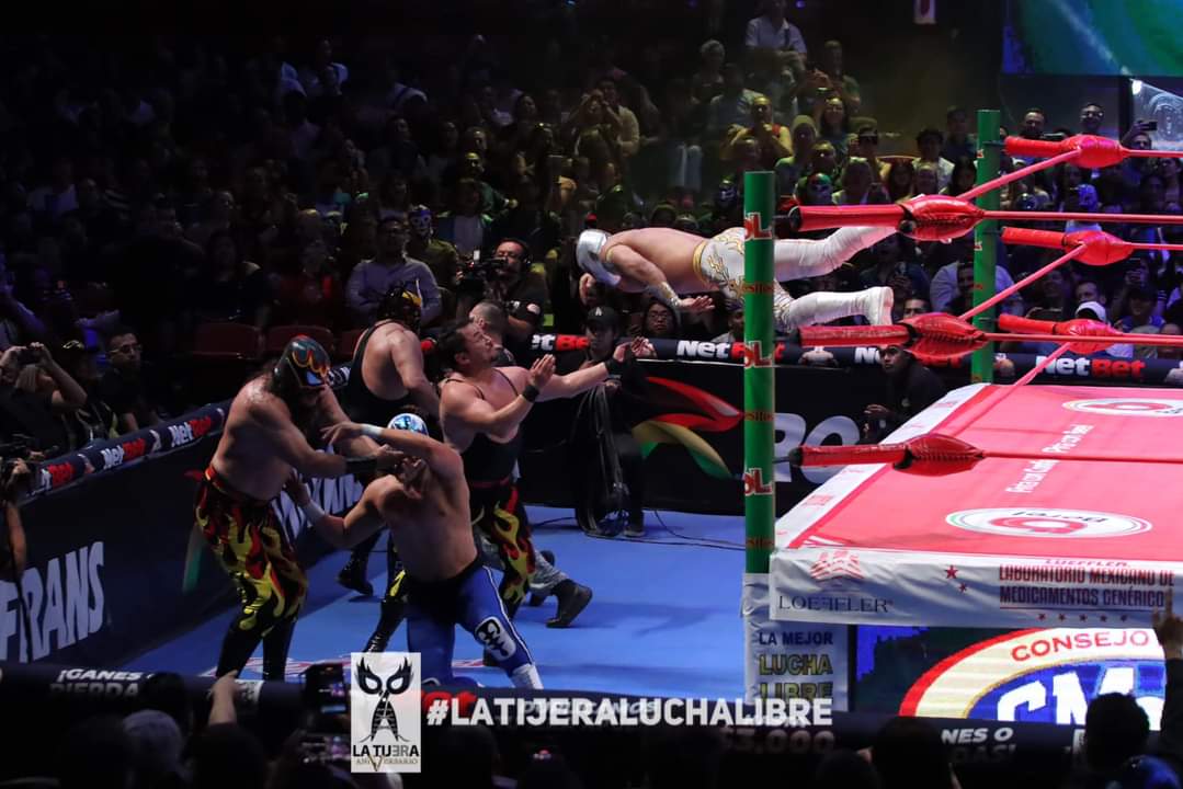 Triunfo estelar de príncipes, comandantes y reyes❗️
Gran alienación de #AtlantisJr, #FlipGordon y @caristicomx en la #MexicoCatedral para pasar por encima de #LosInfernales; @Euforia_cmll, #Mephisto y #Averno...