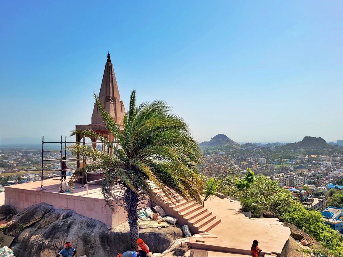 Taarikhnama's tweet photo. Tagore Hill in Morabadi, Ranchi, Jharkhand, is a 300-foot-tall sanctuary for art enthusiasts. Linked to Jyotirindranath Tagore, it housed Shantidham, where he settled in 1912. Jyotirindranath, a polymath, left a lasting legacy, celebrated through Shanti Dham and Brahma Sthal. https://t.co/F30MnGWJ2B