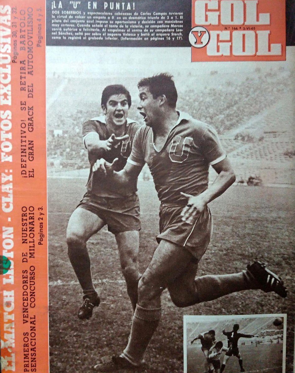 1965. El inolvidable CARLOS CAMPOS convirtiendo un gol. Lo felicita otro grande, RUBEN MARCOS. @udechile #FotosDeLaUdeChile ♥️🤘💙