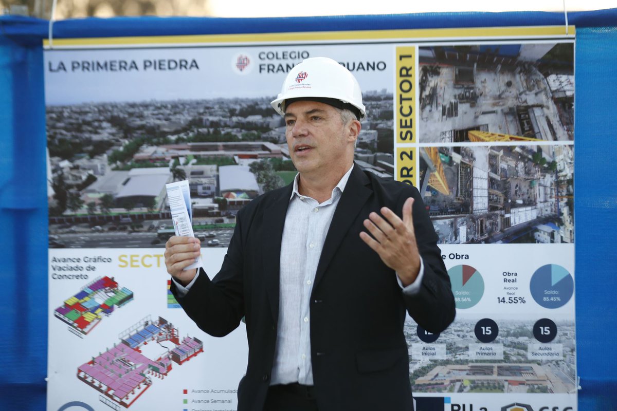 📸 Colocación simbólica de la primera piedra de las nuevas instalaciones del Colegio Franco Peruano. 📌 Mira la galería completa aquí 👉 ow.ly/rQZW50RmP7S

📸 Foto: ANDINA/Daniel Bracamonte