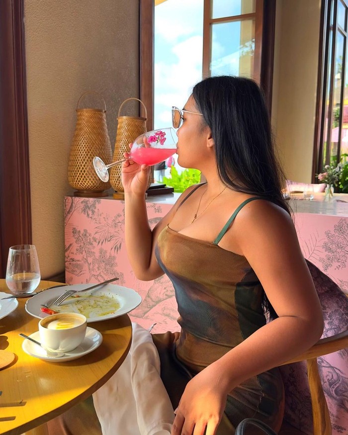 jakarta_food's tweet image. detikfood: #Foto Rosa Andersen istri William Andersen atau Codeblu kerap menemani sang suami setiap kali review makanan di restoran berbintang. 

Begini keseruannya.

&amp;gt;&amp;gt;dtk.id/NblEW8

Foto: instagram/thererose
#codeblu #RosaAndersen