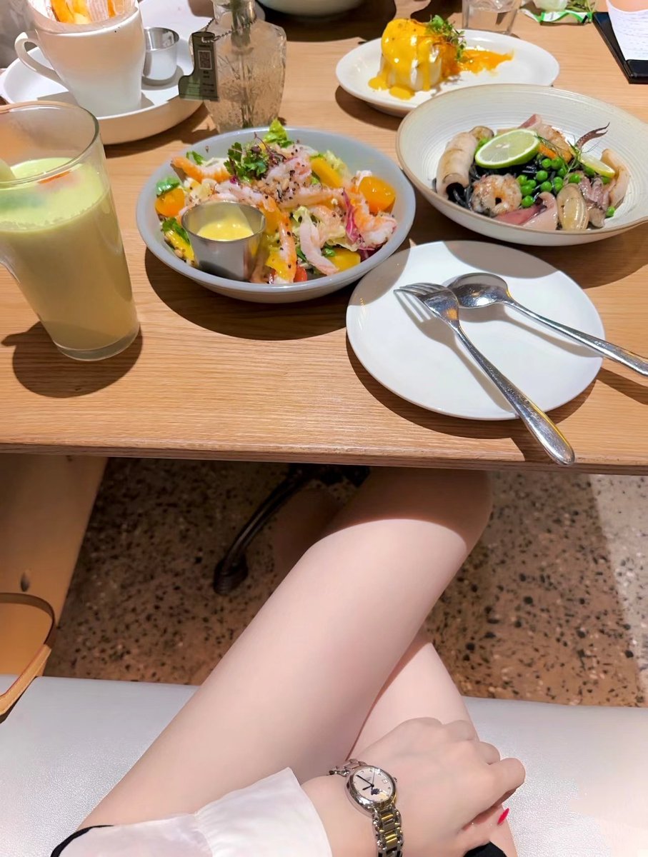 打工人简单吃个午餐吧
最近想减肥
但好像有点吃多了 https://t.co/HkZkJrq2Mv