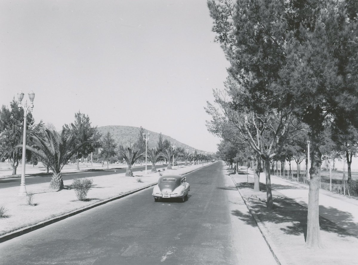 La avenida Insurgentes Norte en 1950. A la derecha está el Deportivo 18 de Marzo y en el fondo se encuentra el Cerro Zacatenco.

📷: T. W. Kines, National Archives