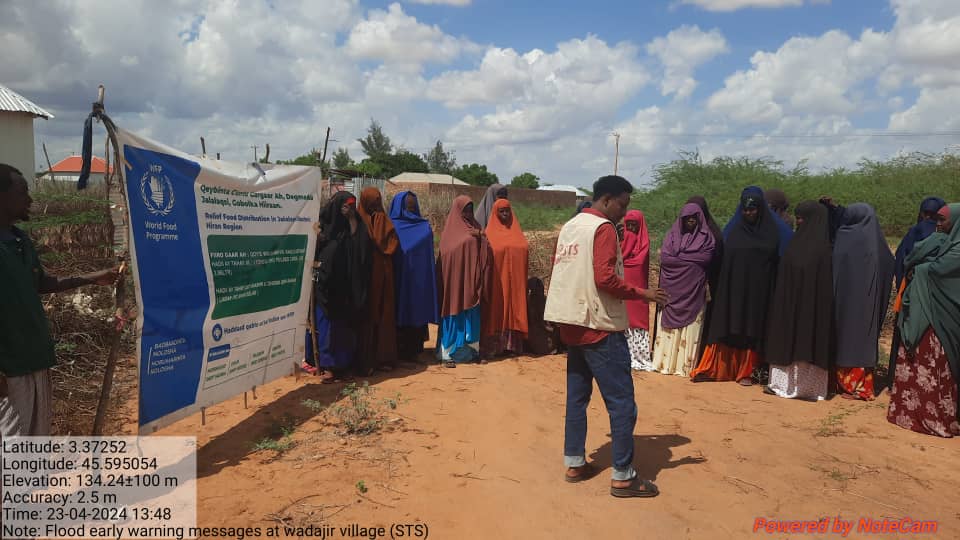 Community involvement is key. Door-to-door sensitization campaigns on anticipated #floods at grass-root level in #Jalalaqsi district,Hirshabelle state. @WFPSomalia @USAIDSomalia
#floodwarning #humanitarianassistance#HumanitarianEfforts #society #sensitization #mobilization