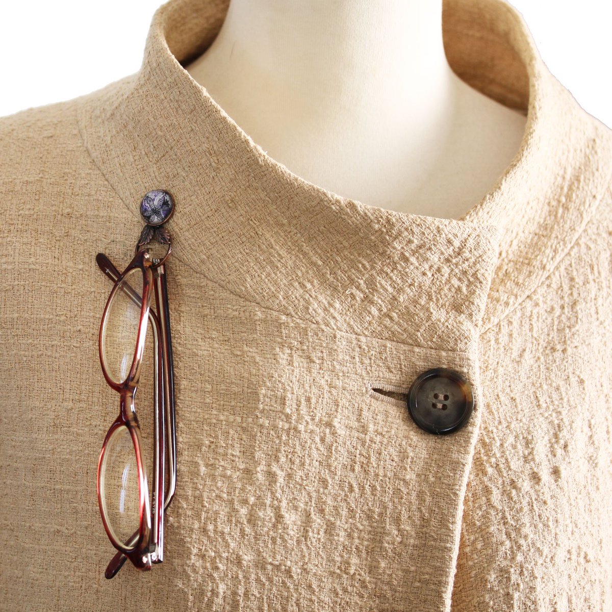 TAMARUSAN_en's tweet photo. 【Restocked】
The stylish pin brooch, which can be used as both a glasses holder and a lapel pin, is back in stock! It's a functional and fashionable accessory that will add a stylish touch to your outfit. Don't miss out! 👓🧥✨ #Restocked #PinBrooch #GlassesHolder #LapelPin https://t.co/JyA98oPlXd