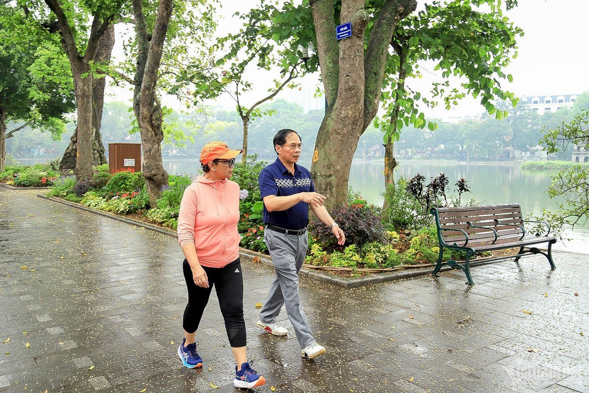 Jogging 🏃🏻‍♀️ 🏃 diplomacy. FMs @FMBuiThanhSon and Retno Marsudi @Menlu_RI take a stroll by the Sword Lake in Ha Noi before their official meeting to discuss ways to elevate 🇻🇳- 🇮🇩 Strategic Partnership.