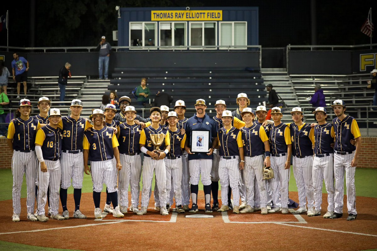 Heights_BSB's tweet photo. Collected some hardware tonight. Accepted the District 6-5A championship trophy and celebrated Coach Rose's 50th career victory as we equaled last year's win total (25)! 🏆🐝⚾️  #ayyyheights https://t.co/b7HZYKg97a