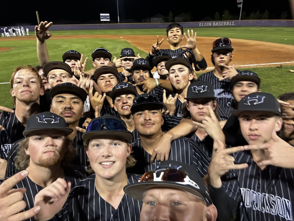 Victory Selfie #9! Proud of the grit and determination by the Hawks tonight! They earned this one!! #bluecollarboys #winningfeelsgood #IGYB #LETSGO