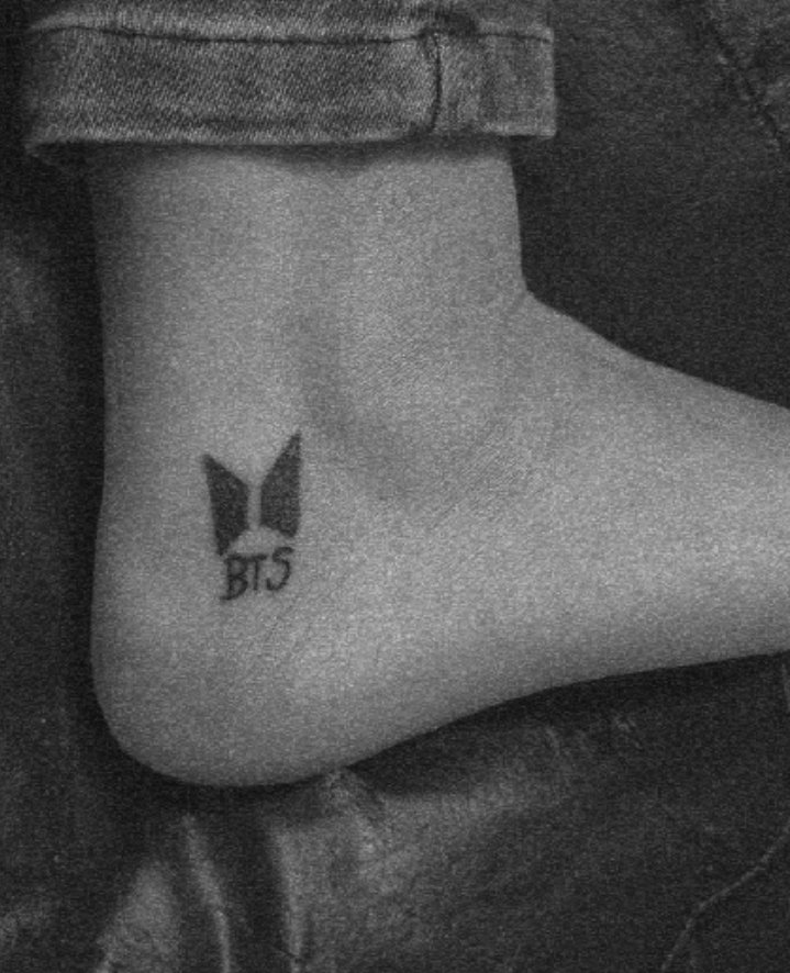 yoongiyhobi's tweet photo. hoy terminé una serie de tatuajes que es muy importante y significativa para mí.
cuando los conocí en 2019, estaba pasando por uno de los peores momentos de mi vida y dudé que pudiera salir de esa 
fue ahí como por arte de magia donde la vida, el destino, las casualidades+ https://t.co/Qma0Dy4oA7