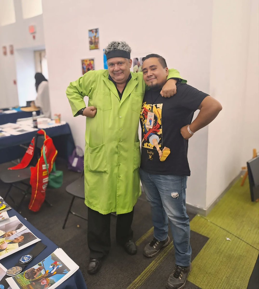 FVagando's tweet photo. Y también pudimos conocer al maestro @carralero_juan gran actor de doblaje, en verdad fue maravilloso poder conocerlo y poder estrechar su mano.

#actor #actordedoblaje #doblaje #doblajelatino #doblajemexicano #willsmith. #elmundodebeakman  #juanalfonsocarralero #juancarralero https://t.co/XdvPczTvdz