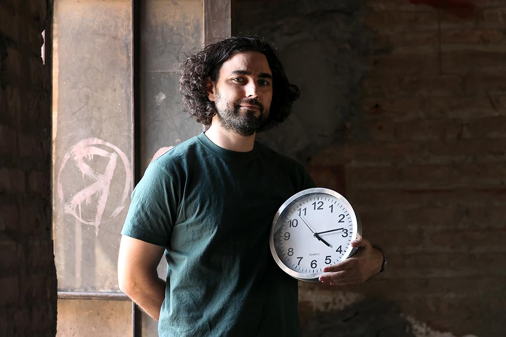 uchile's tweet photo. "El Número Uno": Alfredo García, ingeniero comercial U. de Chile fabrica el primer reloj digital de Sudamérica, diseñado, programado y soldado en Chile, a través de su empresa "Dando la Hora" https://t.co/7mAupD6JDV https://t.co/Bm3lmD3qAT