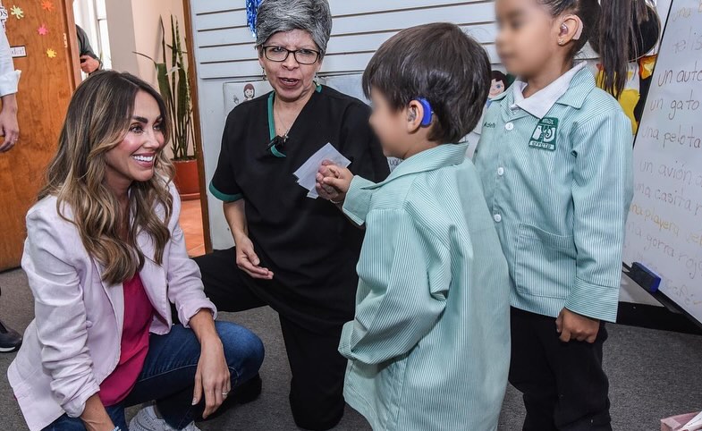 updateanahibr's tweet photo. @Anahi visitou o @IMAL_MX para fazer uma surpresa para uma ex-aluna que é sua fã https://t.co/qLunJJuowR