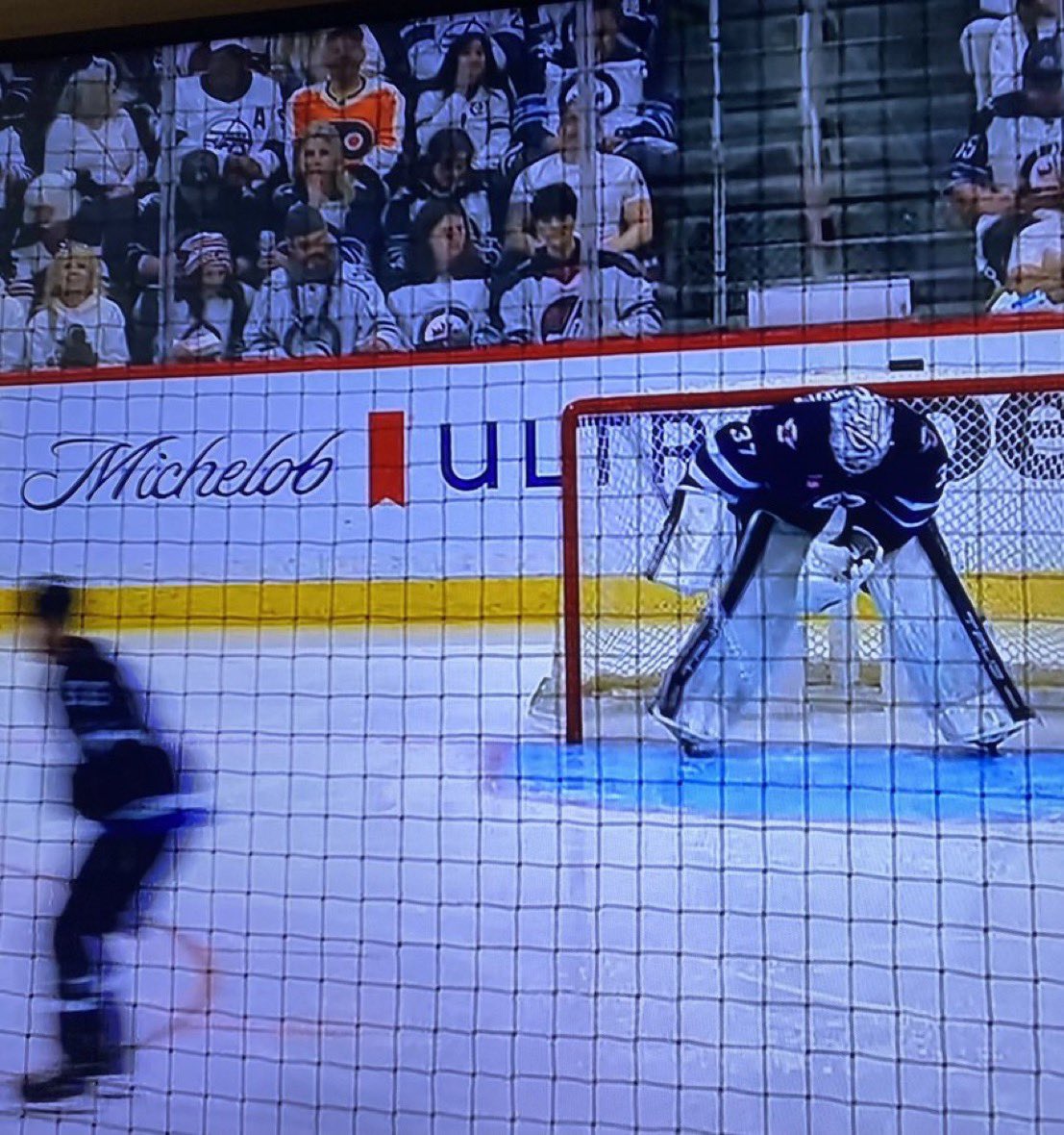 how the hell is a FLYERS fan ruining the whiteout in Winnipeg 😭