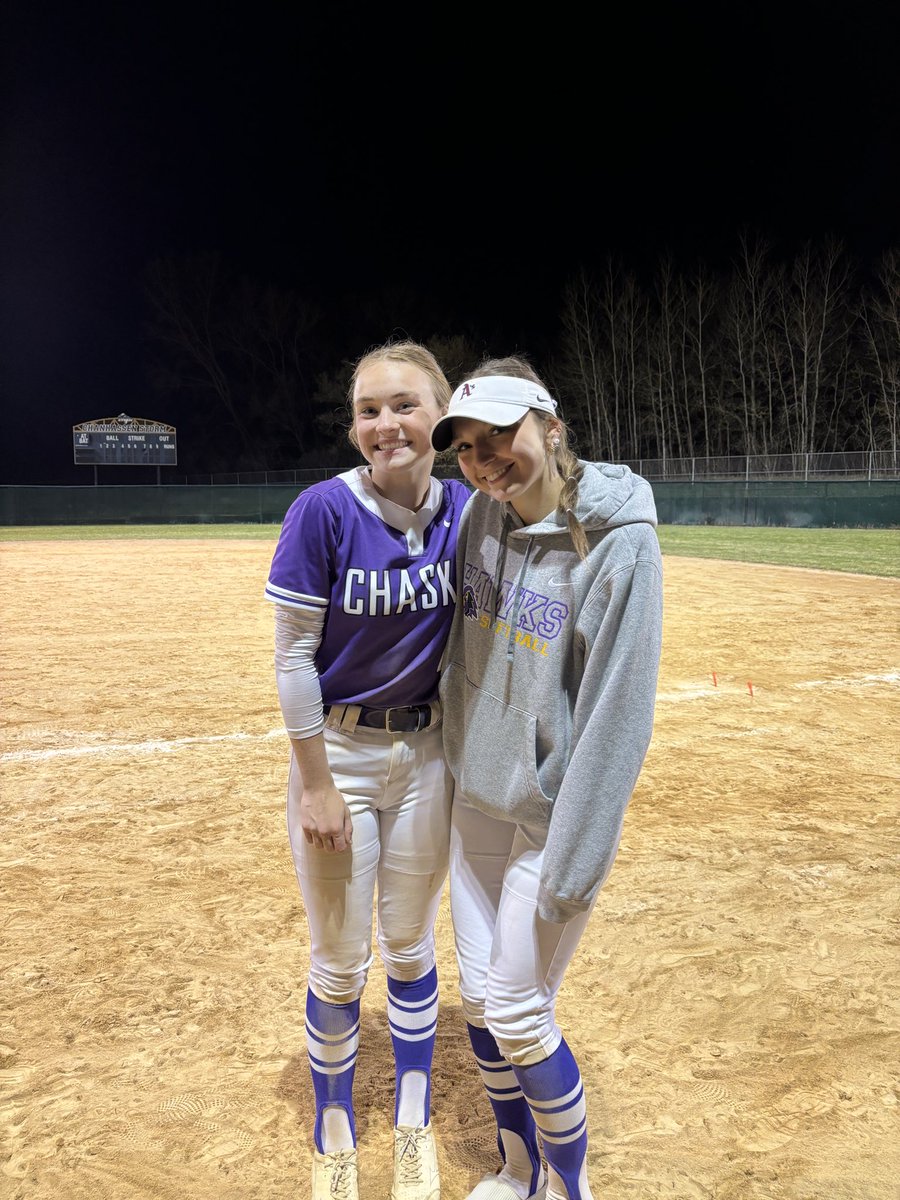 SoftballChaska's tweet photo. BIG TIME WIN FOR THE HAWKS!!!! In an offensive battle the hawks were relentless and didnโt give up and secured the win!! Shout out Laney on her 2 run homerun and Kenzie on her absolute moon shot that got taken away by the umps! #lilhawk #allgasnobrakes https://t.co/CBQVGGFR3H