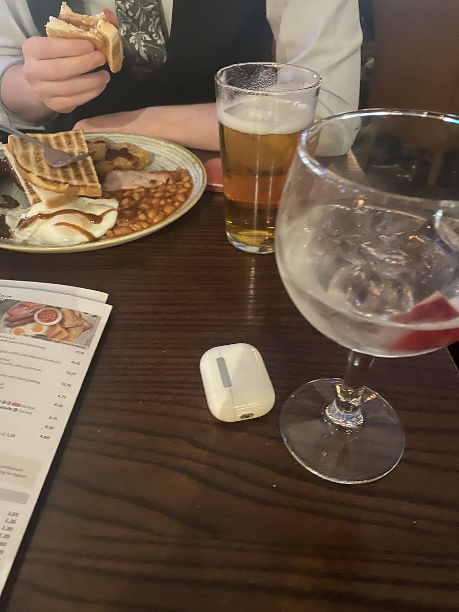 wendymillssmith's tweet photo. Airport breakfast and obligatory Airport drinks 😎 #offtolondon https://t.co/OZN27D3BLf