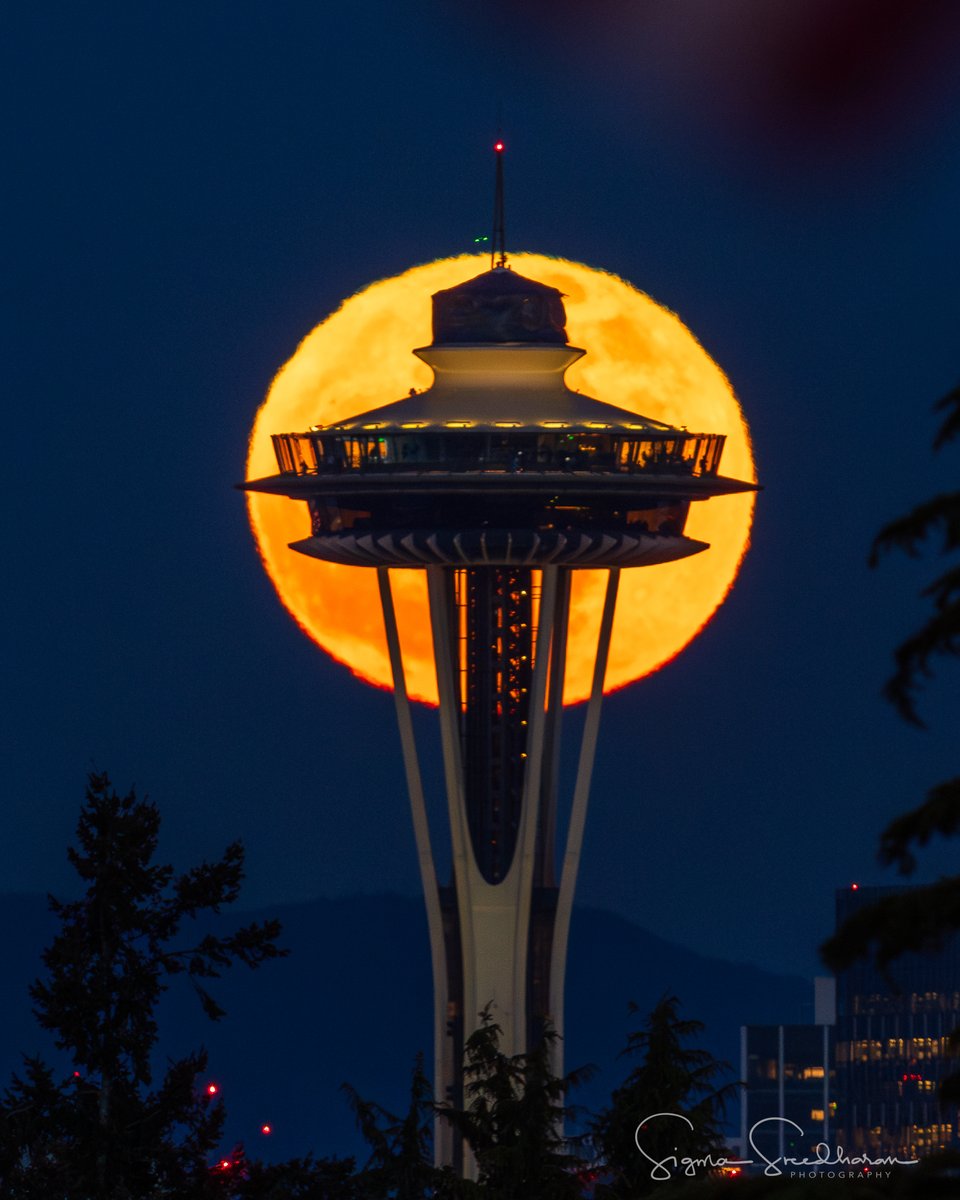 Tonight's fullmoon aka #PinkMoon rising behind #SpaceNeedle in #Seattle