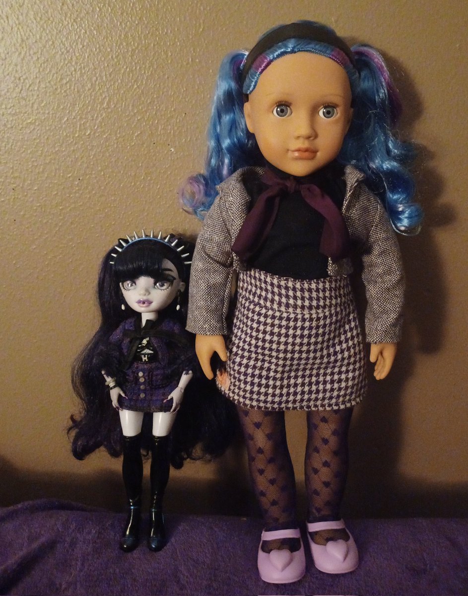 Veronica and Veronika are twinning! Veronica wanted to restyle her 'mini-me' again!🖤💜 #rainbowhigh #shadowhigh #veronicastorm #stormtwins #mga #dolls #ourgeneration #battat #restyle #dollrestyle #dollphotography #shadowhighdoll #shadowhighdolls