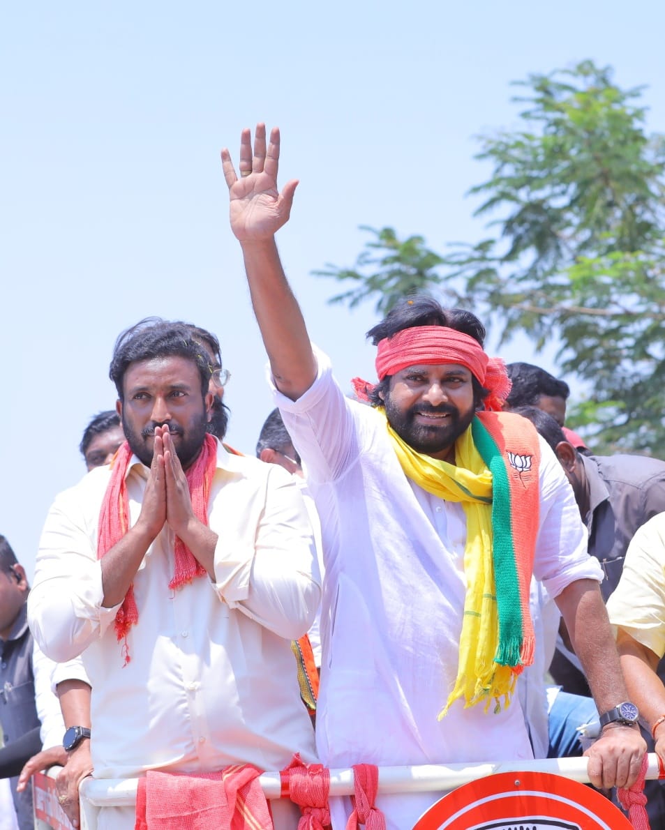 JanaSenaParty's tweet photo. కాకినాడ వెళ్లనున్న శ్రీ @PawanKalyan గారు

• కాకినాడ లోక్ సభ స్థానం నుంచి జనసేన పక్షాన పోటీ చేస్తున్న కూటమి అభ్యర్థి శ్రీ తంగెళ్ళ ఉదయ్ శ్రీనివాస్ నామినేషన్ కోసం శ్రీ పవన్ కళ్యాణ్ గారు ఈ రోజు కాకినాడ వెళ్లనున్నారు. ఆ కార్యక్రమంలో పాల్గొంటారు.

• ఈ రోజు ఉదయం 11 గంటలకు కలెక్టరేట్ లో శ్రీ ఉదయ్ శ్రీనివాస్ నామినేషన్ దాఖలు చేసే కార్యక్రమం జరుగుతుంది. 10 గంటలకు చేబ్రోలులోని ఇంటి వద్ద నుంచి  శ్రీ పవన్ కళ్యాణ్ గారు బయలుదేరతారు.

#VoteForGlass