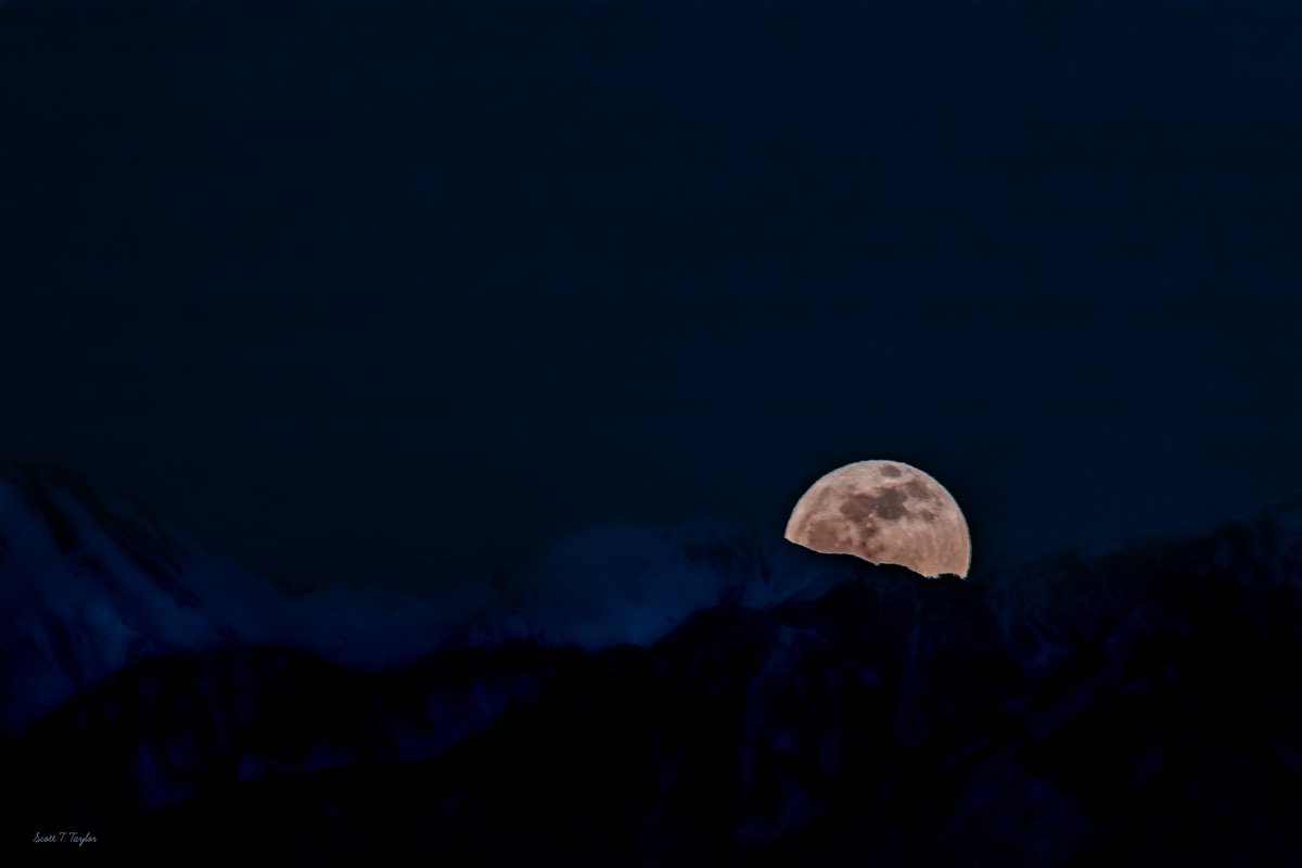 Grallon's tweet image. Pink #fullmoon rising over the #Wasatch #mountains 🌝  ⛰️
📷 Canon EOS RP 
 #utah #moon #PinkMoon @abc4utah @ThePhotoHour @KSL5TV @natwxdesk @KUTV2News @CanonUSA @fox13 @Storyful @NASA @GovCox @RD_Utah @Reuters @StoryfulNews @UtahIsAwesome