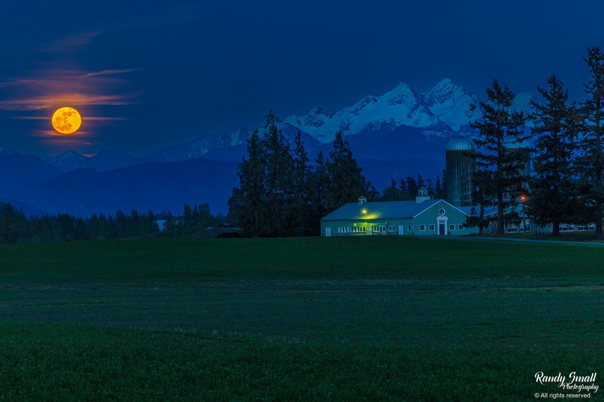 WOW! Tonight!! Full moon rising over the Cascades from Lynden, WA #wawx #fullmoon #whatcomcounty