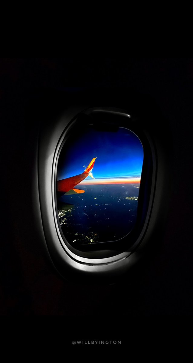 It was as if the @SouthwestAir wing was painting the sky tonight on my connecting flight from Destin/Ft Walton through Nashville to Jacksonville. Another day. Another set of airports. #LifeOnTheRoad #UpintheAir #Florida Day off tomorrow before the Caddyshack charity golf outing!