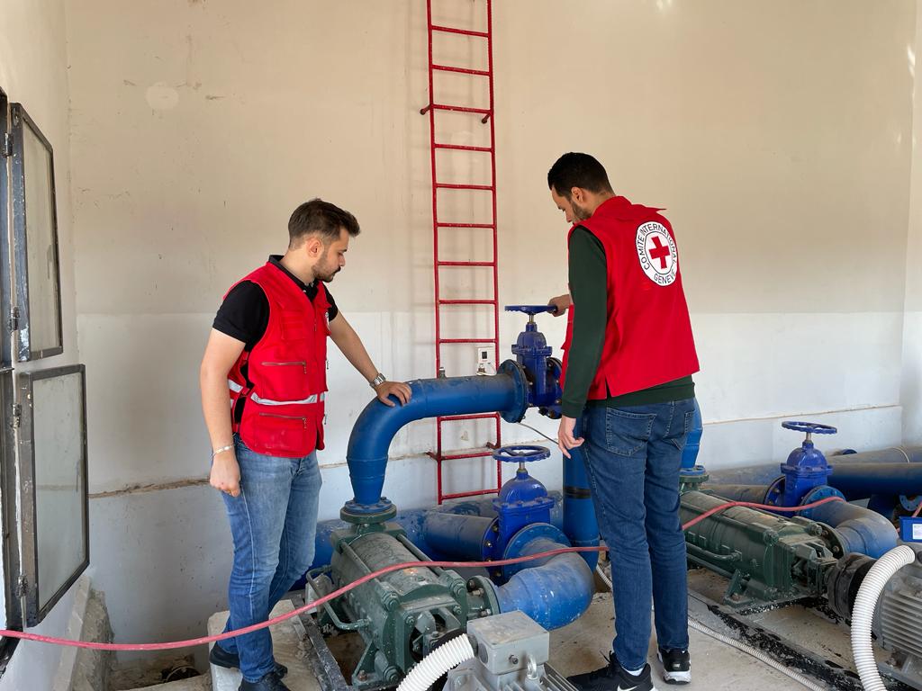 #Syria 💧 Water must be accessible to everyone, everywhere. With @SYRedCrescent, our teams finished a project in Idlib to provide about 5,000 people with water. This included the rehabilitation of the station, providing a generator & 2 pumps and fixing the water tank.