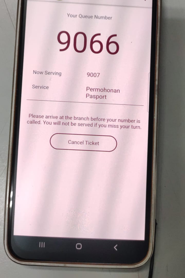 ainkhairril_'s tweet photo. @zalyazahari Contoh apps QMS. Kalau nombor anda masih jauh, boleh chill2 dulu baru pergi UTC. https://t.co/bmMvsQVr9V
