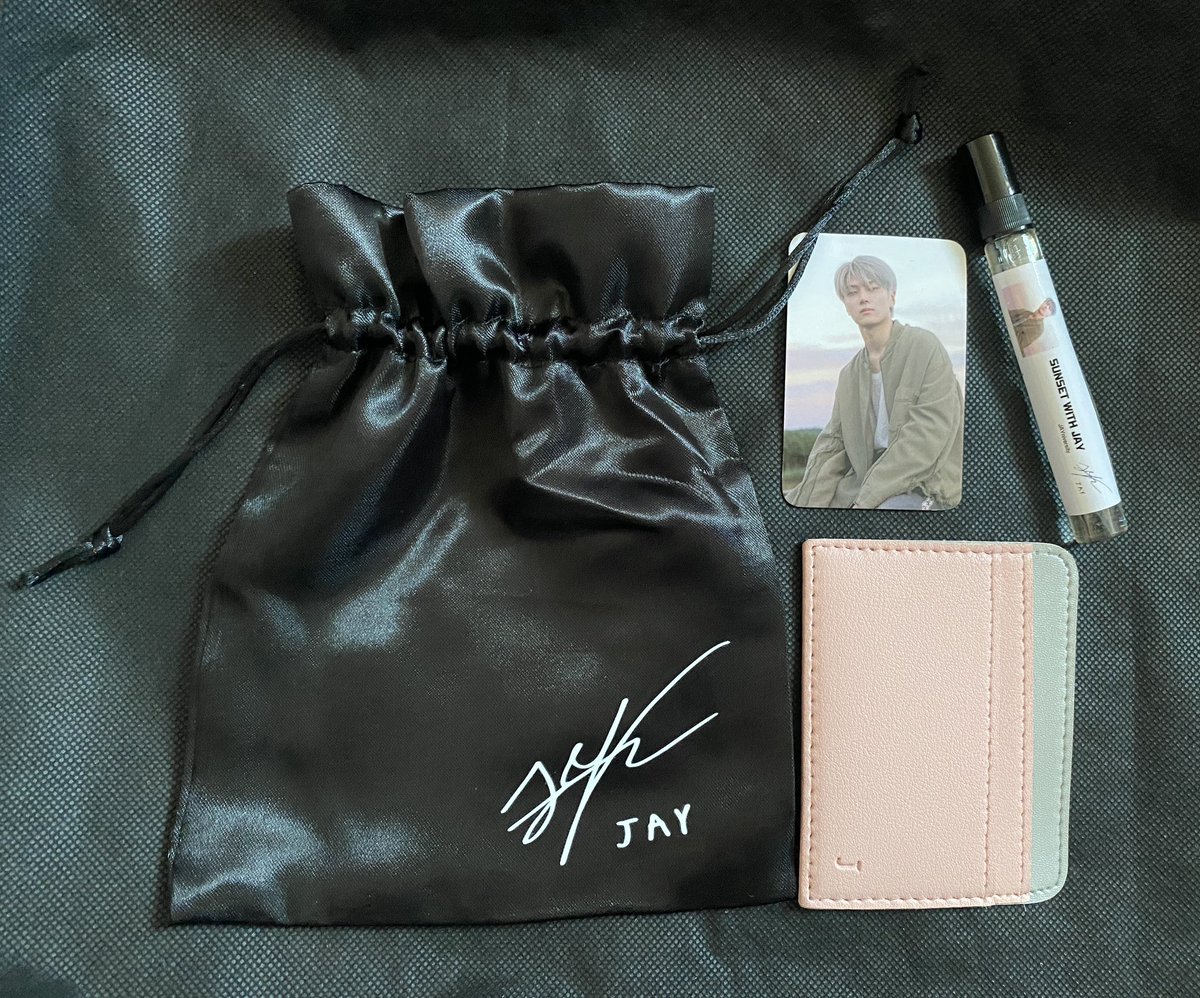 ขอบคุณกอว.จากคาเฟ่วันเกิดเจย์
#OurAnswer_JAYniversity มากๆนะคะ ชอบทุกอันเลย แถมสุ่มได้น้ำหอมกลิ่นแบบถูกใจมากค่ะ 🐈‍⬛🎸✨