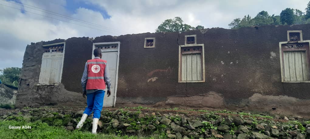 Landslides and damages caused in Kasikadi village, Bunambozo parish, Sooti Sub-County in Bulambuli district, due to on-going heavy rains. Assessment of affected communities is underway. @opmdpm @OPMUganda @GovUganda @IFRCAfrica @DrBrianBilalK @IOM_Uganda @eu_echo