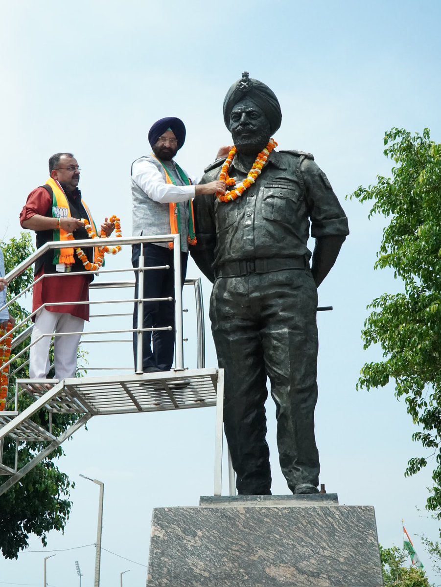 Visited Bikram Chowk in Jammu to pay tribute to the late Lt. General Bikram Singh near Tawi Bridge. Honoured the memory of the brave martyr who tragically lost his life in a helicopter crash near Poonch alongside other esteemed Indian Army commanders. Jai Hind