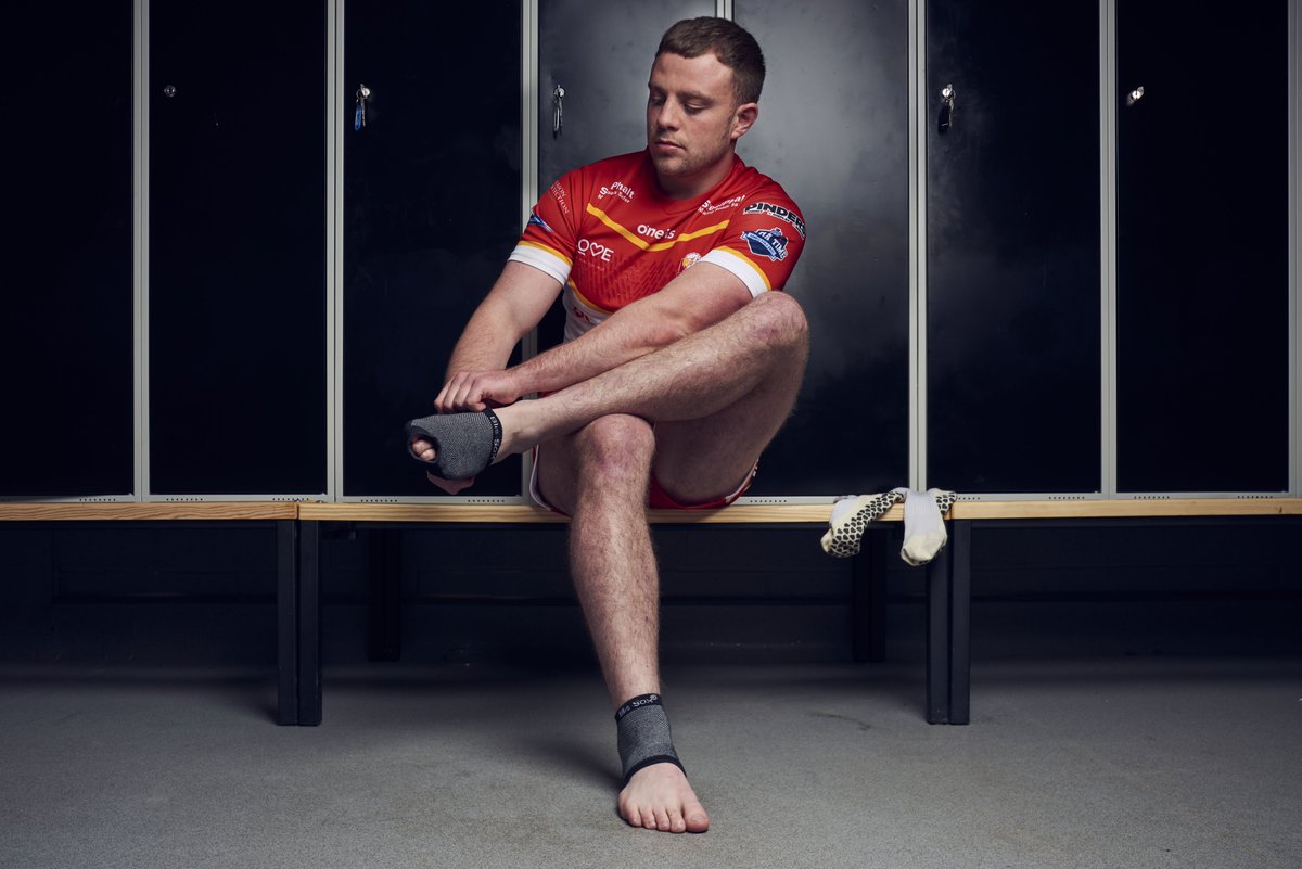 Tackle this. <a href="/SheffUniEng/">EngineeringSheffield</a> students score a try for sore <a href="/SheffieldEagles/">Sheffield Eagles</a> feet!  

@Sheffielduni engineers teamed up with local business <a href="/blis_sox/">Blis-Sox</a> to create the ultimate sports sock with gel lining to prevent blisters.  🏉👇

bit.ly/4aQV9JU

#MadeTogether #sport
