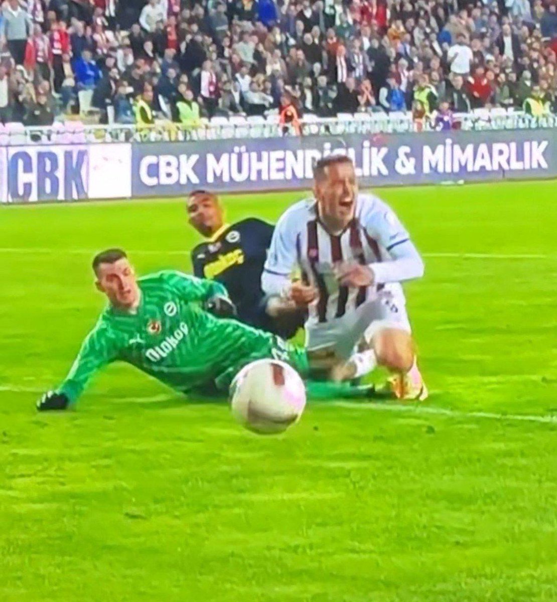 "SİVASSPOR - FENERBAHÇE MAÇINDAKİ RAY MANAJ'IN POZİSYONU PENALTI, ESKİ HAKEMLER TRİBÜNE OYNUYOR..."

Bülent Timurlenk: "Pozisyon penaltı. Eski hakemlerin %90'ı da Türkiye'de kaybeden takımın taraftarının üzüntüsünü ve mağduriyetini giderebilmek için bence tersine kontra,