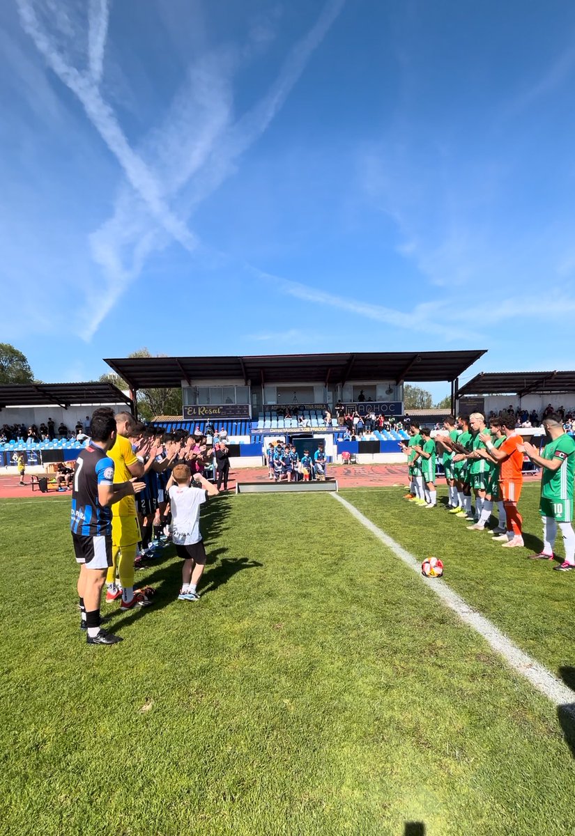 adparla's tweet photo. 🤩En el partido frente al pozuelo de la jornada 29, tuvimos el placer de celebrar el ascenso de categoría del infantil D, ambos equipos le hicieron el pasillo por el logro conseguido 👏🏼👏🏼
Tenemos una gran cantera 💙🖤
#SentimientoAzulYNegro https://t.co/aCTaEFFvN9