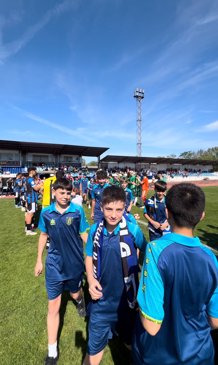 adparla's tweet photo. 🤩En el partido frente al pozuelo de la jornada 29, tuvimos el placer de celebrar el ascenso de categoría del infantil D, ambos equipos le hicieron el pasillo por el logro conseguido 👏🏼👏🏼
Tenemos una gran cantera 💙🖤
#SentimientoAzulYNegro https://t.co/aCTaEFFvN9
