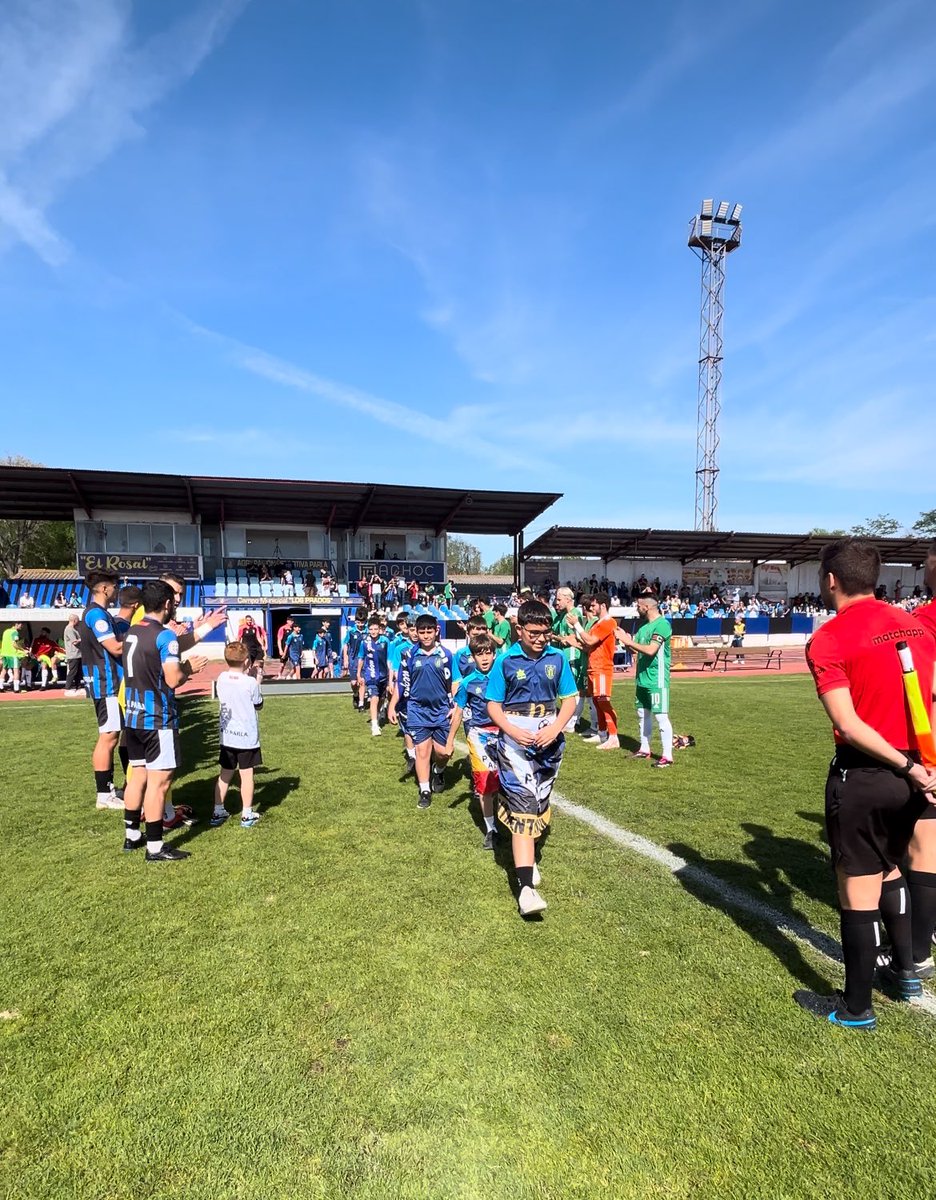 adparla's tweet photo. 🤩En el partido frente al pozuelo de la jornada 29, tuvimos el placer de celebrar el ascenso de categoría del infantil D, ambos equipos le hicieron el pasillo por el logro conseguido 👏🏼👏🏼
Tenemos una gran cantera 💙🖤
#SentimientoAzulYNegro https://t.co/aCTaEFFvN9