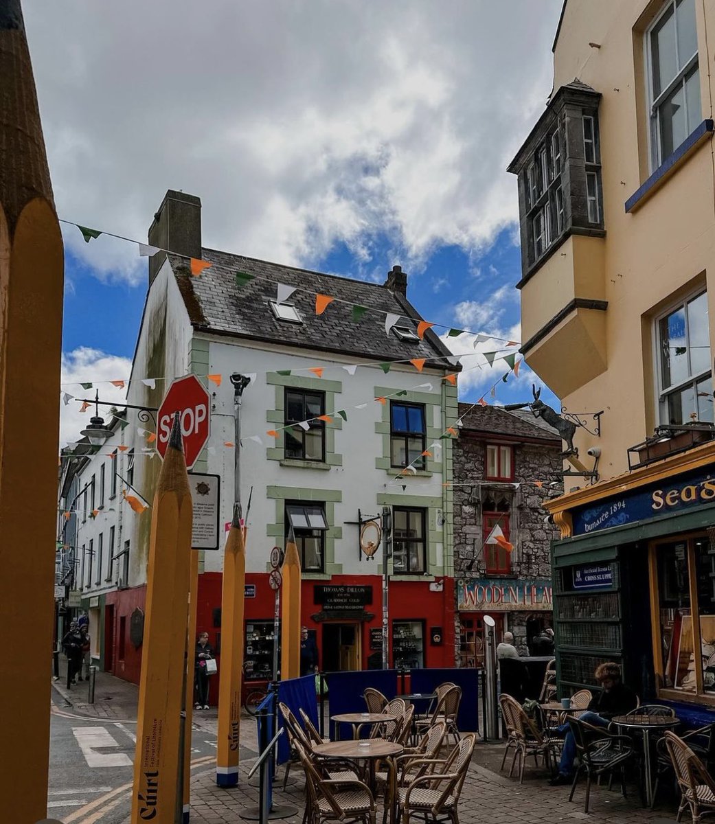 Joy is a giant pencil ✏️ 📖 Cúirt International Festival of Literature in Galway is up and running (23 - 28 April 2024) galwaytourism.ie/event/cuirt-in… 📸ig/nadin.dantsevich