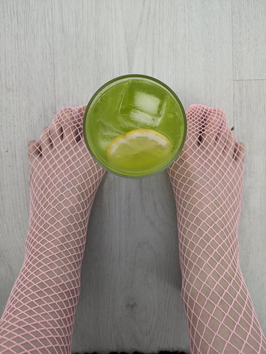 Fishnets and melon liqueur 😁

#patreon #onlyfans #bartending #cocktail #cocktails #collant #collants #feet #fishnets #fishnetstockings #hosiery #leggings #nylonfeet #nylons #pantimedias #pantyhose #pantyhoselegs #stockings #strømpebukse #strumpfhose #tights #パンスト #팬티스타킹