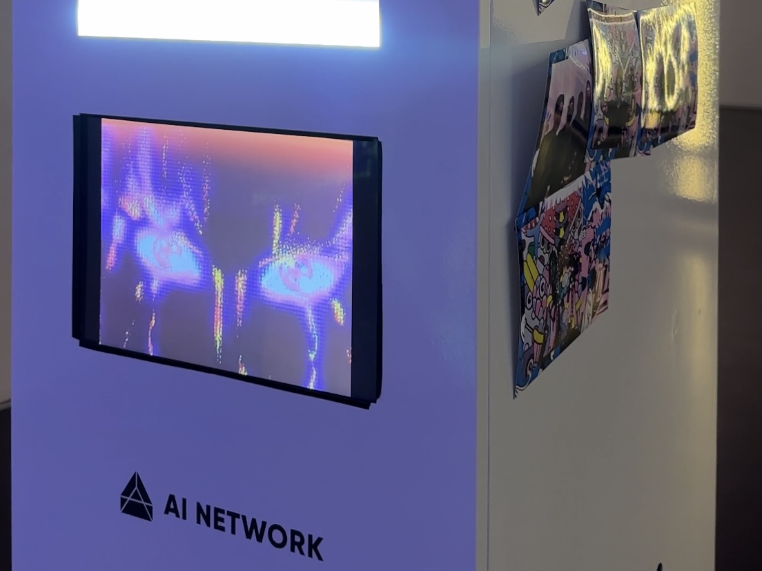 𝗔 𝘀𝗽𝗲𝗰𝗶𝗮𝗹 𝘄𝗮𝘆 𝘁𝗼 𝗰𝗼𝗺𝗺𝗲𝗺𝗼𝗿𝗮𝘁𝗲 𝘁𝗵𝗲 <𝙀𝘾𝙃𝙊> 𝗲𝘅𝗵𝗶𝗯𝗶𝘁𝗶𝗼𝗻!

Right now at Uncommon Gallery, you can capture moments with uniquely designed photo frames and artworks by 𝘚𝘖𝘔𝘈 artists.

Even if you can't take a photo on-site, fret not!
Simply