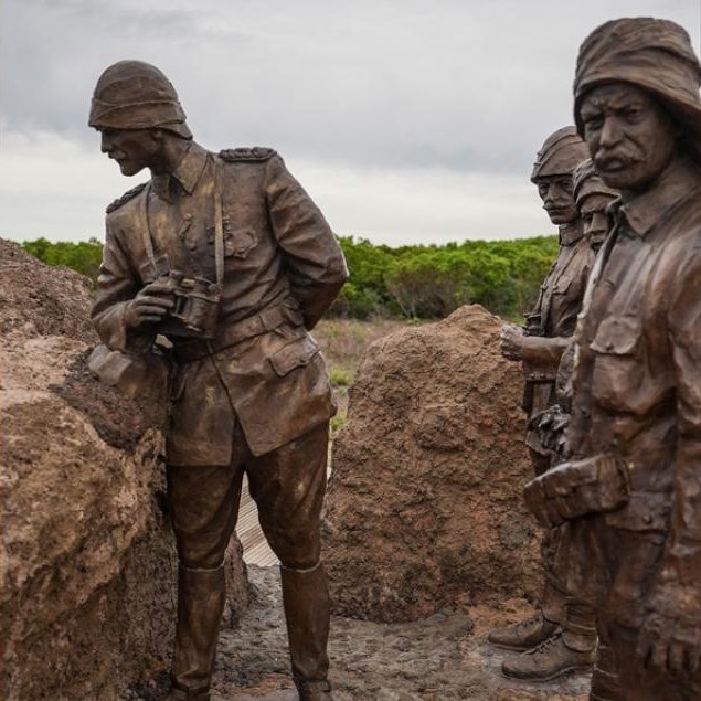 Atatürk'ün Çanakkale Savaşı'nda siperde çekilen fotoğrafı, aynı yerde yapılan anıtla ölümsüzleştirildi.