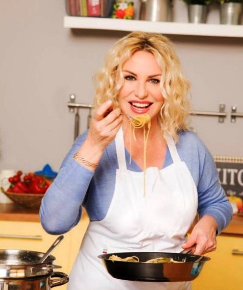 Rikydesa's tweet image. Antonella Clerici se fosse un sugo pronto — a thread 🧵