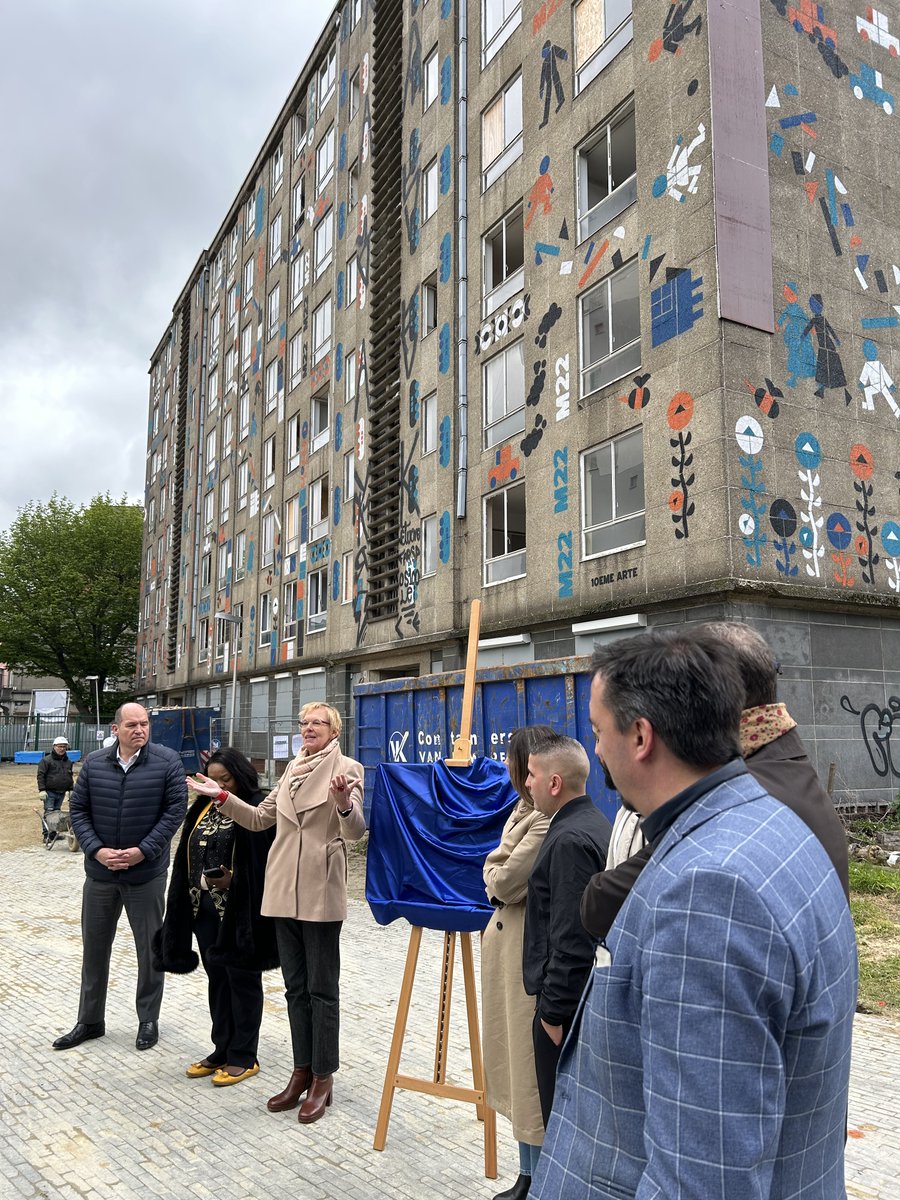 karinelalieux's tweet photo. 🏗️ Start van de werken waarbij we met @BelirisInfo, @slrb_bghm & @LbwBrusselsvoor voor 66 sociale woningen zorgen in de Pottenbakkersstraat. We voorzien hier moderne, energiezuinige woningen die passen in de omgeving. #Beliris #Brussel https://t.co/j8PIuJMctb