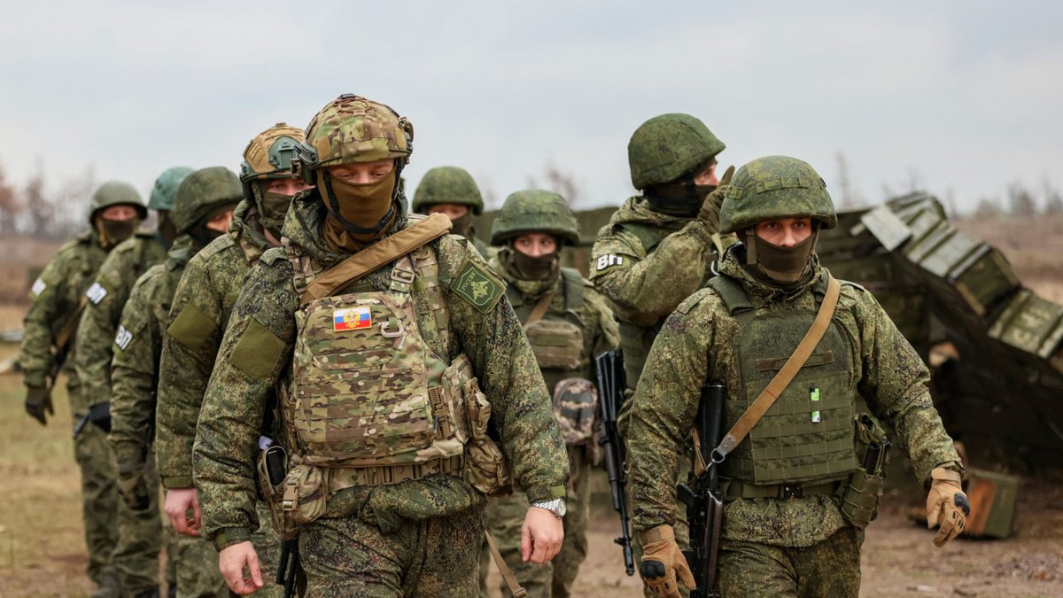 ❗️ Russia may alter attack tactics and ramp up strikes on Ukraine before US weapons transfer – ISW Rubryka has more 👇 rubryka.com/en/2024/04/24/…