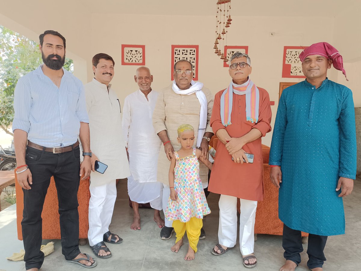 spmtdeoria's tweet photo. देवरिया के ग्राम सभा बटुलही में श्री अखिलेश सिंह जी की सुपौत्री के मुंडन संस्कार के प्रीतिभोज में सम्मिलित होकर अपनी शुभकामनाएं दिया। https://t.co/bNpJguidVv