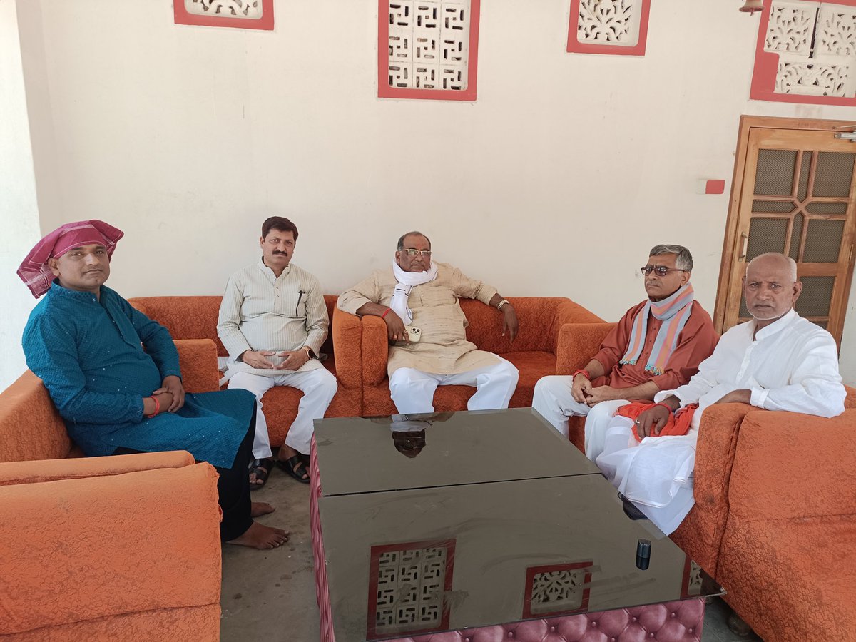 spmtdeoria's tweet photo. देवरिया के ग्राम सभा बटुलही में श्री अखिलेश सिंह जी की सुपौत्री के मुंडन संस्कार के प्रीतिभोज में सम्मिलित होकर अपनी शुभकामनाएं दिया। https://t.co/bNpJguidVv